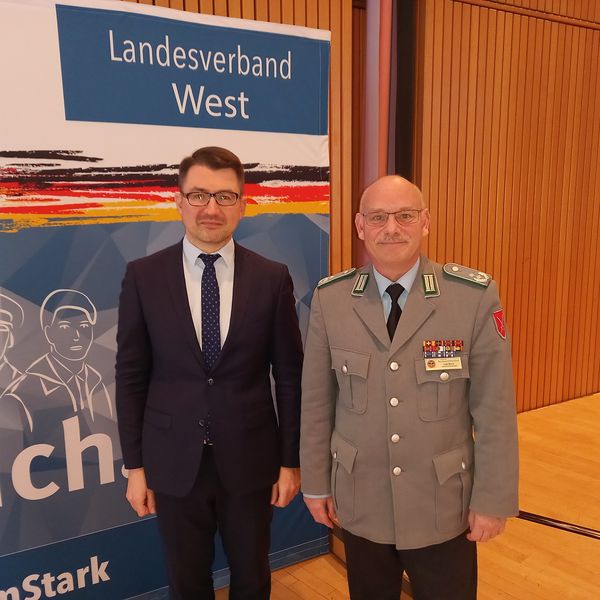 Zeigte sich offen auch für kritische Fragen und Anmerkungen der Kommandeure, Mitglied  des Verteidigungsausschusses MdB Christian Sauter (FDP, links). Foto: Gerald Arleth