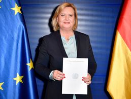 Eva Högl bei der Übergabe des Jahresberichts 2020 der Wehrbeauftragten an Bundestagspräsident Schäuble im Reichstagsgebäude. Foto: picture alliance / Geisler-Fotopress