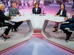 Bei "maybrit illner spezial" zu Gast: ZDF-Korrespondentin Katrin Eigendorf, DBwV-Bundesvorsitzender Oberstleutnant André Wüstner, Gastgeberin Maybrit Illner, Grünen-Parteivorsitzende Annalena Baerbock und CDU-Verteidigungspolitiker Johann Wadephul. Zugeschaltet waren zudem die US-Journalistin Souad Mekhennet und Patoni Izaaqzai-Teichmann, Vorsitzende der Afghan German Association. Foto: ZDF/Svea Pietschmann