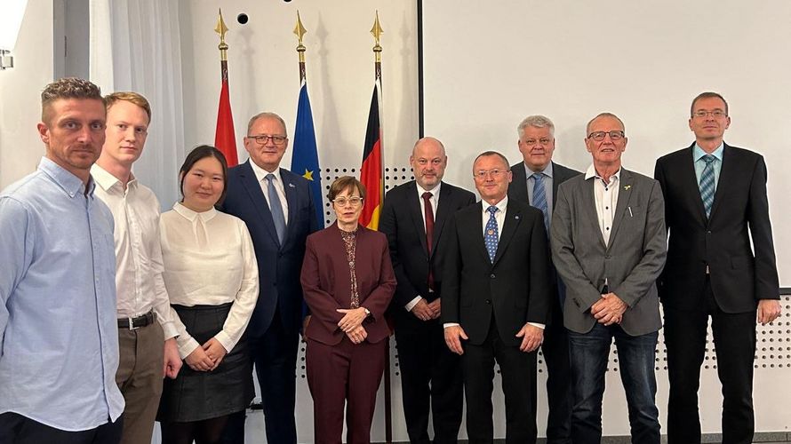 Beim Empfang in der deutschen Botschaft in Botschaft (v.l.n.r.): Jann Focken Hechler, Marlon Günzel, Tsetsegdelger Undrakhbayar, Jörg Greiffendorf, Botschafterin Julia Gross, Dieter Götz, Jörg Struckmeier, Ingo Zergiebel, Albrecht Kiesner und Kai-Uwe Lauckner. Foto: DBwV