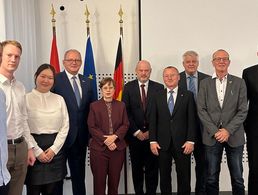 Beim Empfang in der deutschen Botschaft in Botschaft (v.l.n.r.): Jann Focken Hechler, Marlon Günzel, Tsetsegdelger Undrakhbayar, Jörg Greiffendorf, Botschafterin Julia Gross, Dieter Götz, Jörg Struckmeier, Ingo Zergiebel, Albrecht Kiesner und Kai-Uwe Lauckner. Foto: DBwV