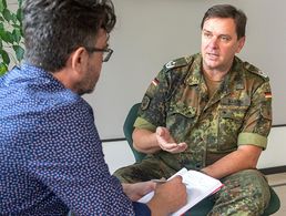Im Gespräch: Oberstleutnant Martin Kasten erläutert im Interview mit dem DBwV, wie wichtig Ehrenamtliche für die Familienbetreuungszentren sind. Foto: DBwV/yb