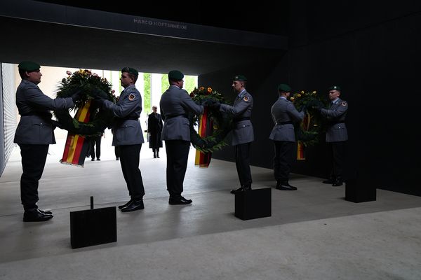 Gedenken: Mit einer Kranzniederlegung wurde an die Opfer der Mali-Einsätze der Bundeswehr erinnert. Foto: Bundeswehr/Jörg Hüttenhölscher