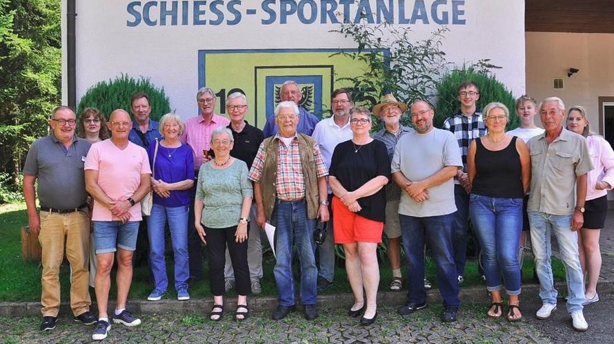 Mitglieder der Kameradschaft ERH Tuttlingen zu Gast beim Pokalschießen beim Schützenverein Trossingen e.V.. Foto: Gabi Fuchs / Jochen Schmid