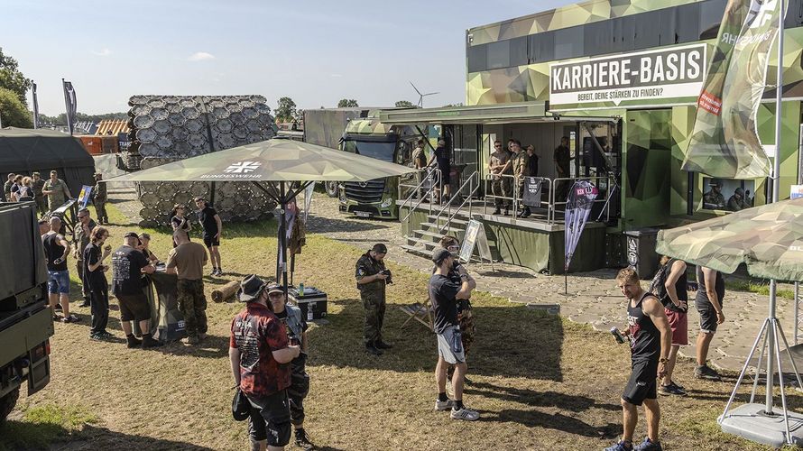 Das Areal der Bundeswehr beim Wacken-Festival: Das Interesse der Besucher an den Streitkräften war groß. Foto: DBwV/Janosh Sagawe