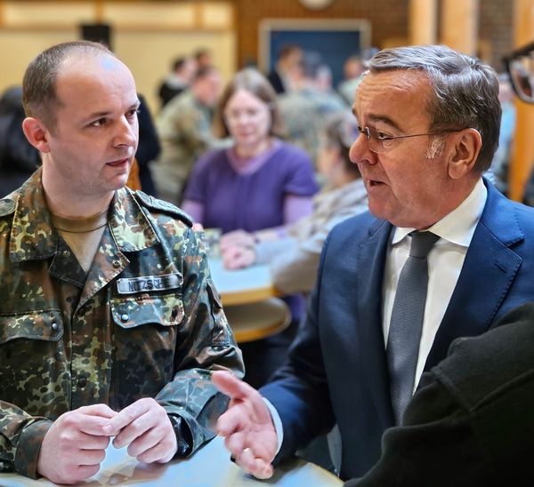 Robert Nitzsche (links) mit Boris Pistorius während des Besuches an der Panzertruppenschule. Foto: DBwV