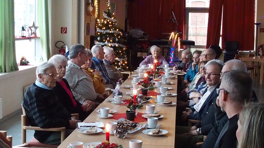 Mehr als 20 Mitglieder und deren Angehörige waren der Einladung zur Weihnachtsfeier der sKERH Cottbus gefolgt. Foto: Dietmar Barth