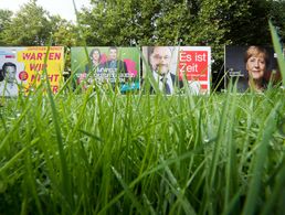 Hier steht das Wahlplakat der SPD noch an der Seite der CDU. Doch die Sozialdemokraten wollen nach der Wahl lieber in die Opposition. Es bleibt das schwierige Bündnis aus Union, FDP und Grünen Foto: dpa