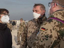 Verteidigungsministerin Annegret Kramp-Karrenbauer (CDU) traf im Februar 2021 zu einem Besuch bei deutschen Soldaten in Afghanistan ein, um sich ein Bild der Lage vor Ort zu machen. Foto: Twitter@AKK