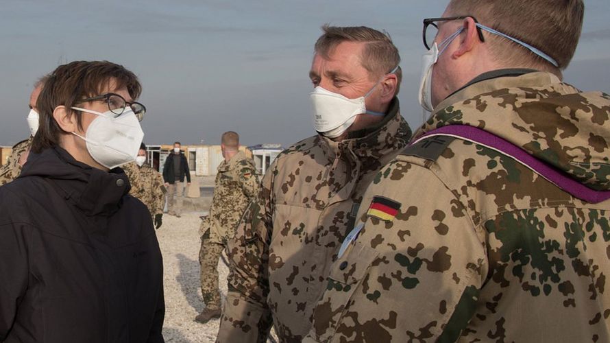 Verteidigungsministerin Annegret Kramp-Karrenbauer (CDU) traf im Februar 2021 zu einem Besuch bei deutschen Soldaten in Afghanistan ein, um sich ein Bild der Lage vor Ort zu machen. Foto: Twitter@AKK