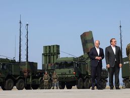 Bei der Indienststellung der ersten Staffel IRIS-T in Todendorf waren Bundeskanzler Olaf Scholz (v.l.), Verteidigungsminister Boris Pistorius und Luftwaffen-Inspekteur Generalleutnant Ingo Gerhartz vor Ort. Foto: picture alliance/dpa/Christian Charisius