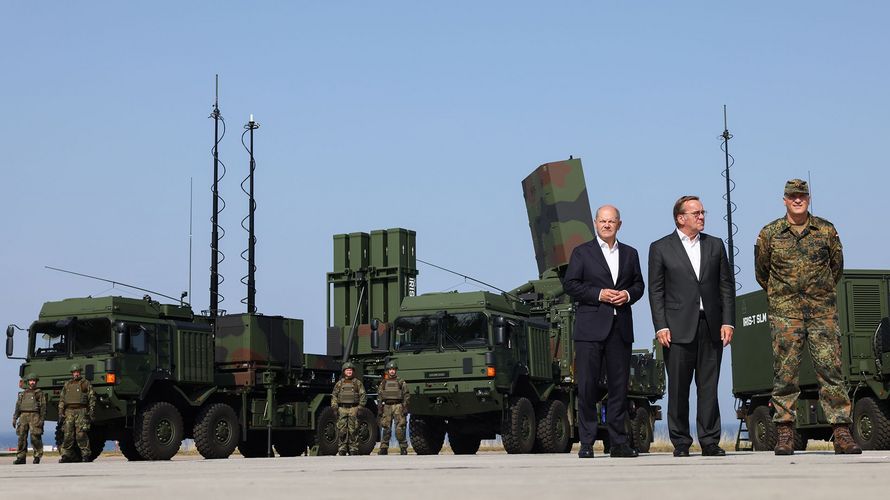 Bei der Indienststellung der ersten Staffel IRIS-T in Todendorf waren Bundeskanzler Olaf Scholz (v.l.), Verteidigungsminister Boris Pistorius und Luftwaffen-Inspekteur Generalleutnant Ingo Gerhartz vor Ort. Foto: picture alliance/dpa/Christian Charisius