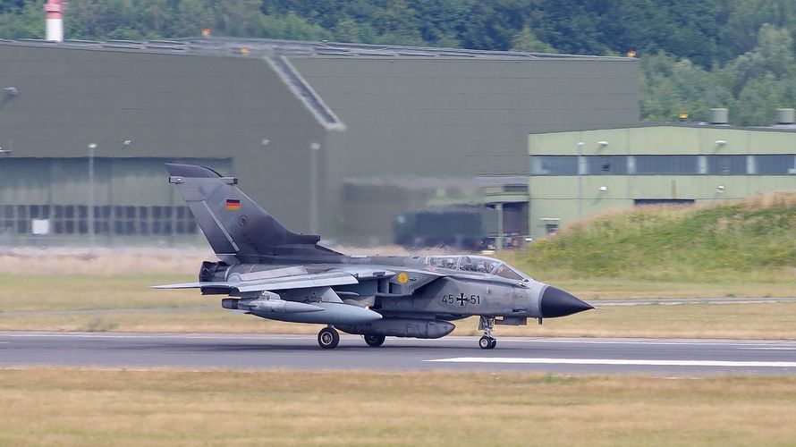 Ein "Tornado" landet in Rostock-Laage. Das Modell fliegt schon seit mehr als 40 Jahren für die Luftwaffe. Archivfoto: DBwV/Yann Bombeke