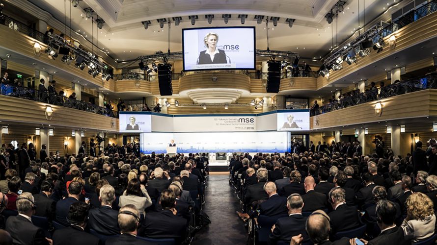 Ein Blick aus dem Publikum im Hauptkongresssaal während der Eröffnungsrede von der Bundesministerin der Verteidigung, Ursula von der Leyen. Archivfoto: MSC / Kuhlmann
