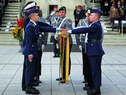 Feierliches Gelöbnis im Bendlerblock, im Hof des Verteidigungsministeriums in Berlin. Der „Staatsbürger in Uniform” ist das Ideal der Inneren Führung, die 1950 mit der Himmeroder Denkschrift begründet wurde. Foto: Bundeswehr