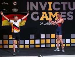 Ruderer Hauptfeldwebel Kai Cziesla (l.) jubelt bei der Siegerehrung bei den "Invictus Games" 2016 in Orlando, Florida. 2022 findet der Wettbewerb in Düsseldorf statt. Foto: Bundeswehr/Sebastian Wilke