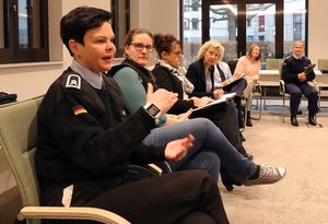 Hauptfeldwebel Christiane Müller (l.) berichtet aus ihrer Tätigkeit als Lotsin für Einsatzgeschädigte am Bundeswehrkrankenhaus Hamburg. Foto: DBwV/Hepner