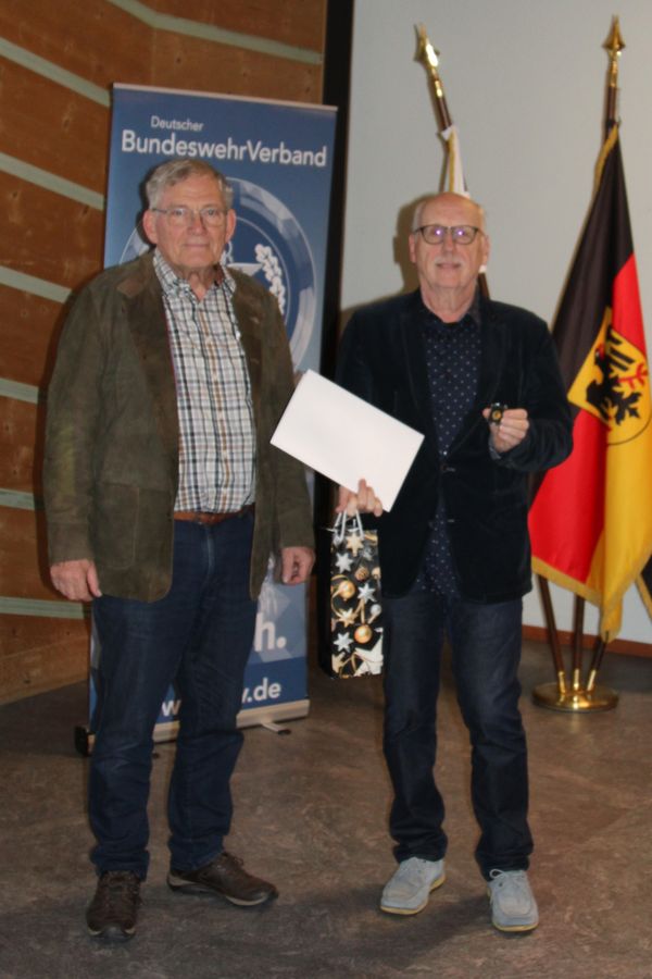 Vorsitzender Klaus Schwarzenberger dankte Stabsfeldwebel a.D. Walter Dennerlein für 50 Jahre Mitgliedschaft im DBwV. Foto: Klaus Schwarzenberger 