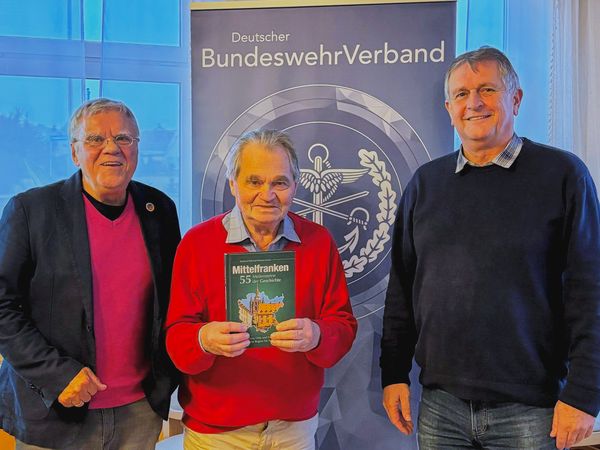 Vorsitzender Matthias Nickel (links) und Landesvorsitzender ERH Bernhard Hauber dankten dem Kassenwart der KERH Nürnberg, Oberfeldarzt Dr. Dieter Gäbisch. Foto: Hauber