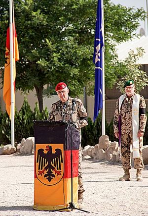 Nur wenige Stunden vor dem Anschlag: Im Feldlager Kundus hielt GeneralmajorMarkus Kneip am 28. Mai die Trauerrede für Hauptmann Markus Matthes Foto: Bundeswehr 