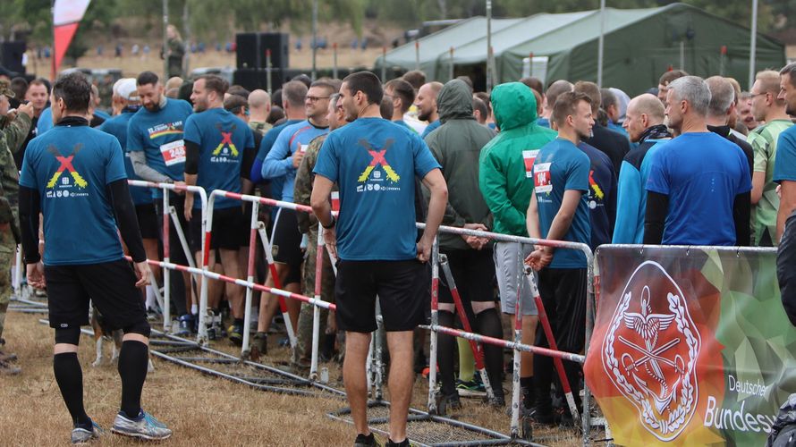 ehr als 900 Läuferinnen und Läufer waren beim Crosslauf des Sanitätsregiment 1 Führungsbereich Berlin am Start. Foto: Melanie Schreiber