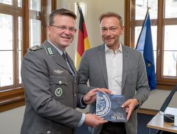 Der DBwV-Bundesvorsitzende Oberstleutnant André Wüstner (l.) bei der Übergabe der "BW 2025" an FDP-Chef Christian Lindner Foto: DBwV/Bombeke