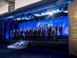 Angetreten zum traditionellen Gipfel-Gruppenbild: Die Staats- und Regierungschefs der NATO-Mitgliedstaaten. Foto: NATO