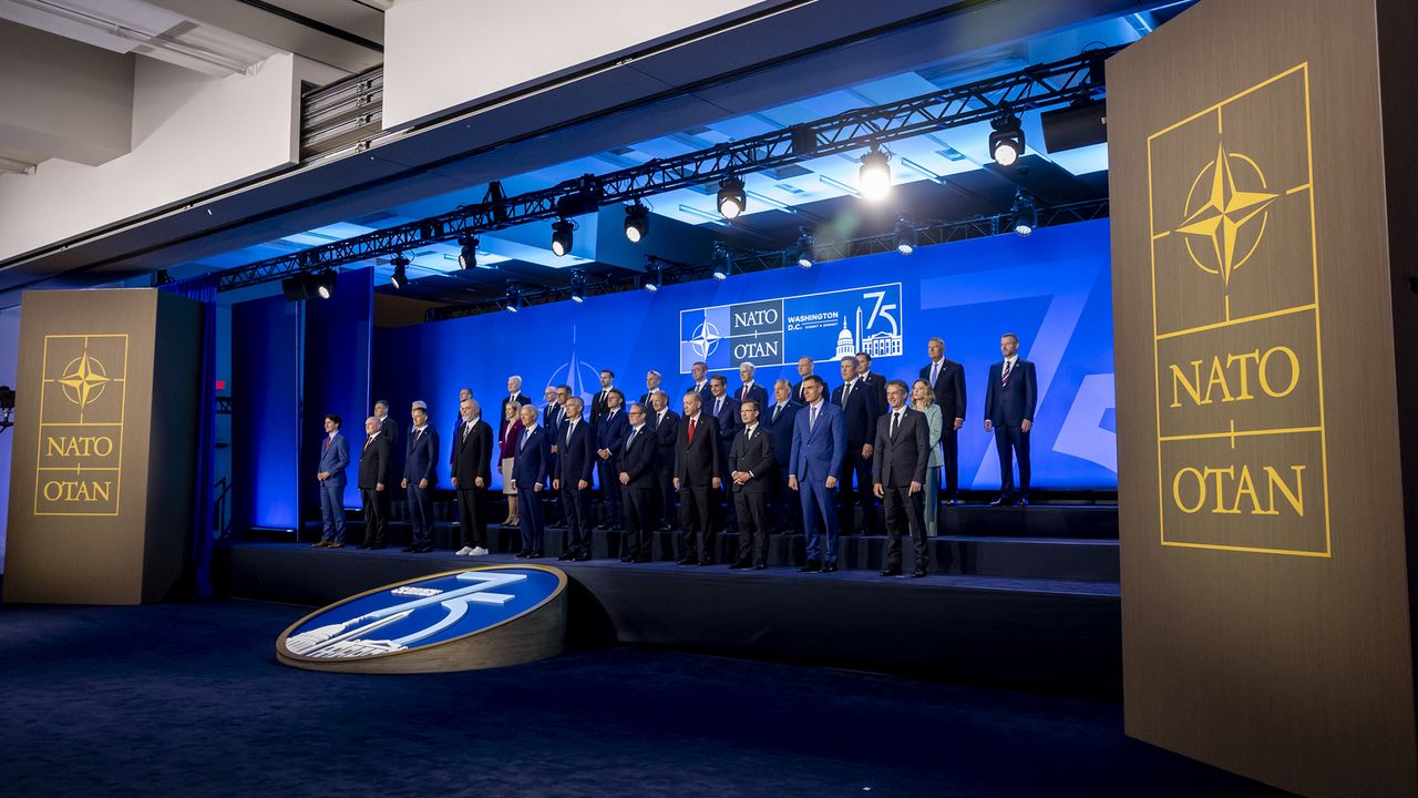 Angetreten zum traditionellen Gipfel-Gruppenbild: Die Staats- und Regierungschefs der NATO-Mitgliedstaaten. Foto: NATO