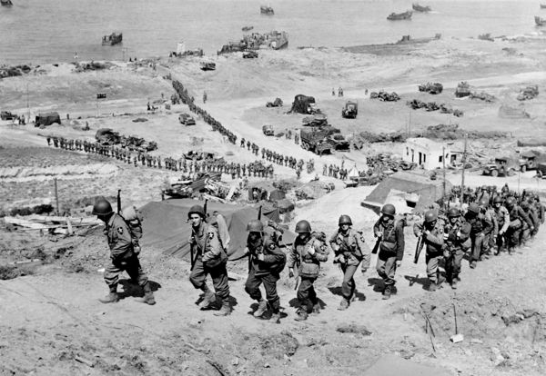 Omaha Beach am Tag nach der Landung: Immer mehr Soldaten und aterial strömen an Land. Foto: US Army Signal Corps