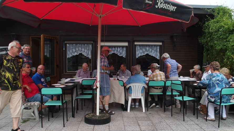 Bei herrlichem Sommerwetter trafen sich die Mitglieder der sKERH Cottbus in der Kleingartenanlage Nowinka zu ihrer sommerlichen Mitgliederversammlung. Foto: Dietmar Barth