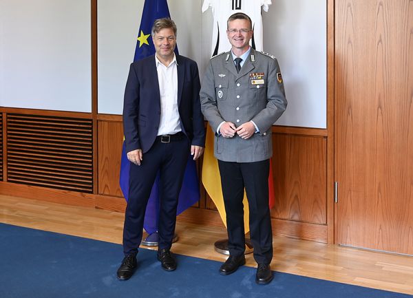 Auch mit Wirtschaftsminister Robert Habeck tauschte sich Oberst André Wüstner aus. Foto: BMWK/Mertens