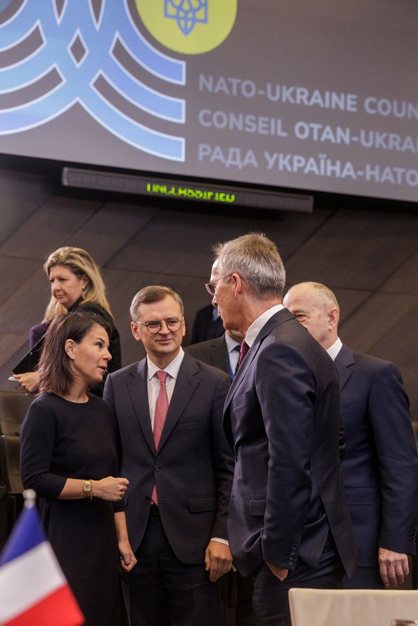 Deutschlands Außenmnisterin Annalena Baerbock im Gespräch mit ihrem ukrainischen Amtskollegen Dmytro Kuleba (M.) und NATO-Generalsekretär Jens Stoltenberg. Foto: NATO