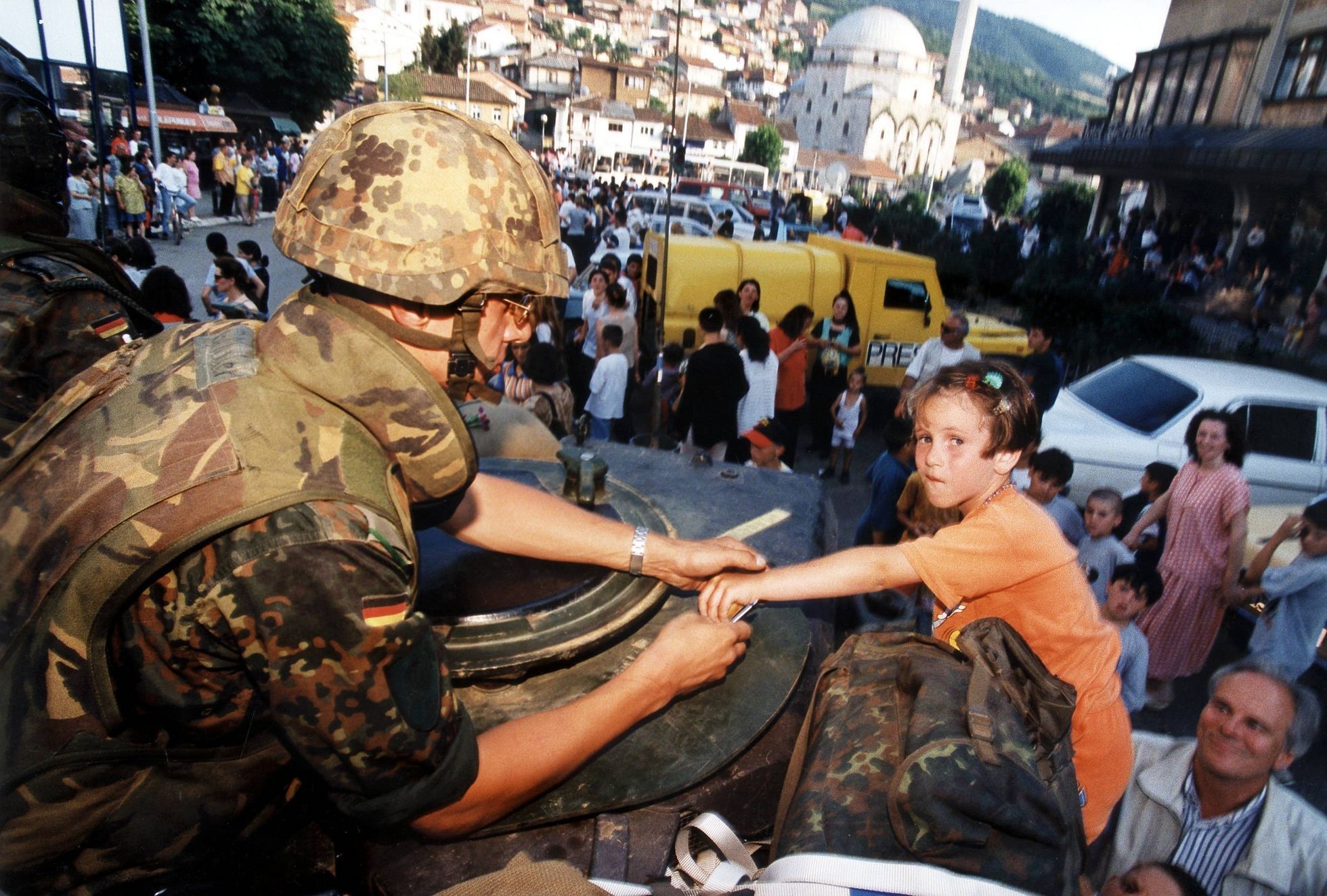 Bei ihrer Ankunft in Prizren werden die deutschen Kräfte von der kosovo-albanischen Zivilbevölkerung freudig begrüßt. Dennoch ist die Lage angespannt, da sich noch immer serbische Paramilitärs in der Stadt aufhalten. Foto: picture alliance/SZ Photo/LS-Press
