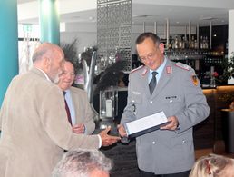In einem kleinen feierlichen Akt wurde in Bonn Mitgliedern die DBwV-Treueurkunde für langjährige Mitgliedschaft überreicht. Foto: KERH Bonn