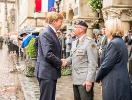 König Willem-Alexander mit Generalleutnant Volker R. Halbauer. Foto: dpa