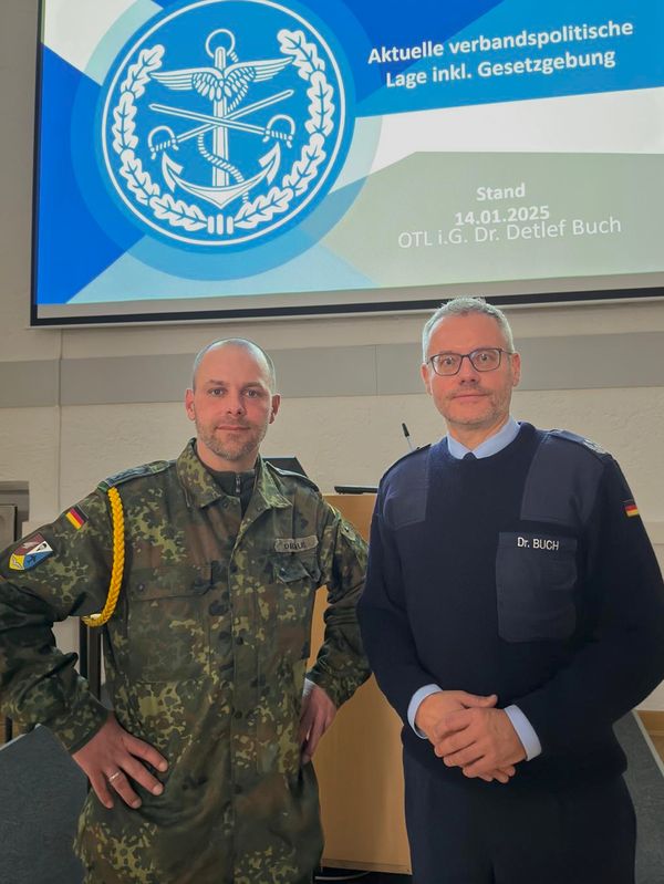 TruKa-Vorsitzender Stabsfeldwebel Ernst-Otto Disqué mit dem Gast aus dem Bundesvorstand. Fotos: Ernst-Otto Disqué