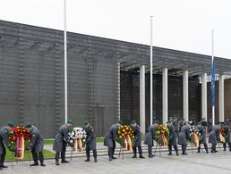 Soldaten stellen am Volkstrauertag am 17. November 2019 Kränze vor dem Ehrenmal der Bundeswehr im Bendlerblock auf. Auch in diesem Jahr wird an der Gedenkstätte, die den Toten der Bundeswehr gewidmet ist, an die Opfer von Krieg und Gewalt erinnert. Foto: Bundeswehr/Jonas Weber