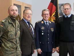 In Veitshöchheim: Major Enrico Dani, Stabsfeldwebel a.D. Ekkehard Wiehn, Hauptmann Andreas Steinmetz und Brigadegeneral Michael Podzus (v.l.). Foto: Bundeswehr