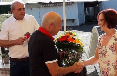 Die Mitglieder der sKERH Nordschwarzwald bedanken sich bei der Ehefrau von Stabsfeldwebel a.D. Klaus Maier für die Unterstützung der Verbandsarbeit. Foto: Uwe Kloppot