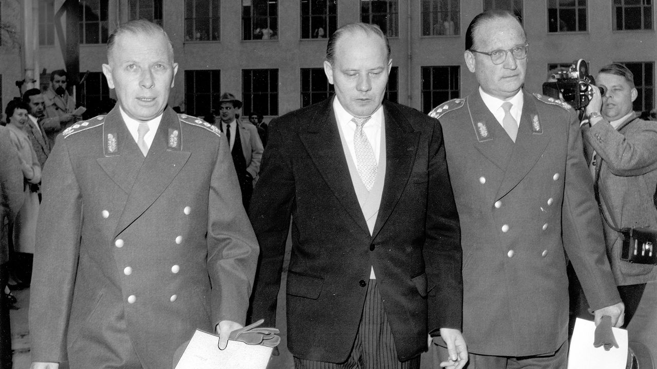 Am offiziellen Gründungstag der Bundeswehr erhalten Adolf Heusinger (l.), erster Generalinspekteur der Bundeswehr, und Hans Speidel (r.), Mitverfasser der „Himmeroder Denkschrift“, vom späteren Verteidigungsminister Theodor Blank (M.) am 12. November 1955 ihre Erkennungsurkunden zum Generalleutnant. Foto: Bundespresseamt