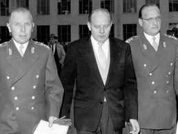 Am offiziellen Gründungstag der Bundeswehr erhalten Adolf Heusinger (l.), erster Generalinspekteur der Bundeswehr, und Hans Speidel (r.), Mitverfasser der „Himmeroder Denkschrift“, vom späteren Verteidigungsminister Theodor Blank (M.) am 12. November 1955 ihre Erkennungsurkunden zum Generalleutnant. Foto: Bundespresseamt