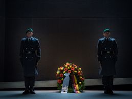 Kranzniederlegung am Ehrenmal der Bundeswehr im Bendlerblock: Am Sonntag wird zum Volkstrauertag wieder bundesweit an die Toten von Krieg und Gewaltherrschaft erinnert. Foto: DBwV/Zacharie Scheurer