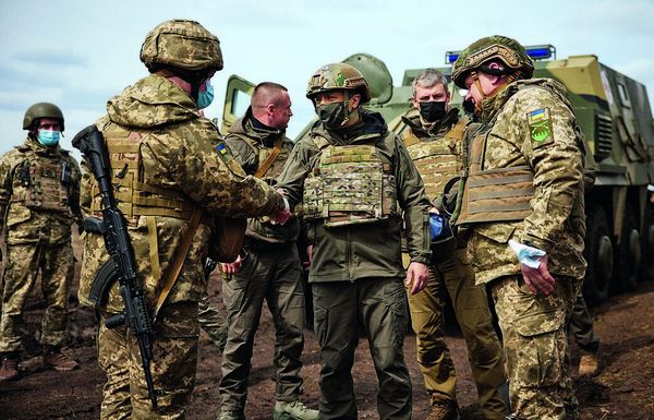 Der ukrainische Präsident Wolodymyr Selenskyj besuchte im April die Truppen im Donbass. Das Gebiet erstreckt sich beiderseits der russisch-ukrainischen Grenze. Foto: Picture Alliance/AA/Presidency of Ukraine