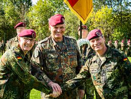 Beim Übergabeappell in Calw: Brigadegeneral Ansgar Meyer (v.l.n.r.), Generalmajor Andreas Hannemann und Brigadegeneral Markus Kreitmayr. Foto: Bundeswehr