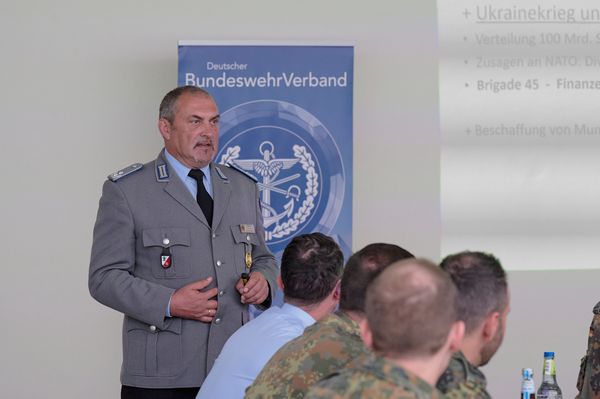 Landesvorsitzender Oberstleutnant a.D. Josef Rauch stellte aktuelle Themen der Verbandsarbeit vor. Foto: DBwV/Ingo Kaminsky