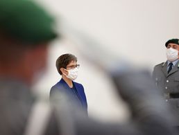 Verteidigungsministerin Annegret Kramp-Karrenbauer wird von FDP und Grünen vorgeworfen, noch kurz nach der Wahl wichtige Personalentscheidungen im BMVg durchsetzen zu wollen. Foto: Bundeswehr/Sebastian Wilke