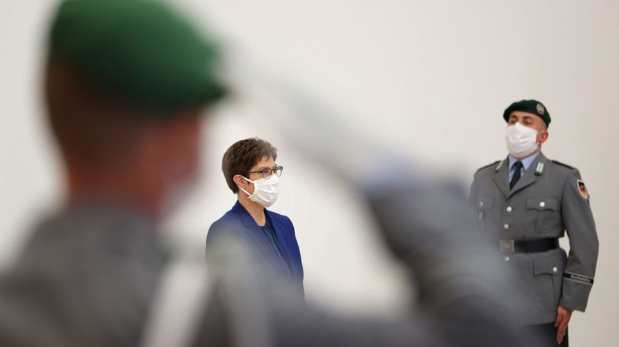 Verteidigungsministerin Annegret Kramp-Karrenbauer wird von FDP und Grünen vorgeworfen, noch kurz nach der Wahl wichtige Personalentscheidungen im BMVg durchsetzen zu wollen. Foto: Bundeswehr/Sebastian Wilke