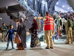 Schutzbedürftige aus Afghanistan bei der Ankunft auf dem Flughafen Taschkent in Usbekistan. Für Wolf Poulet waren die Entwicklungen in Afghanistan vorsehbar. Foto: Bundeswehr/Tessensohn