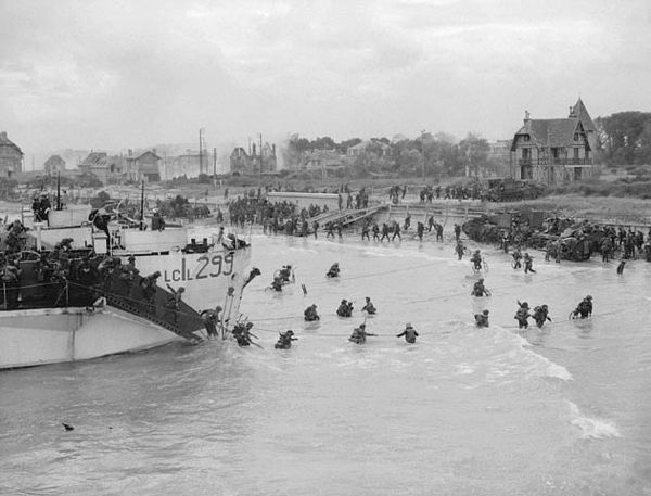 Kanadische Truppen landen bei Bernières-sur-Mer in der Normandie. Foto: Gilbert Alexander Milne / Canada. Dept. of National Defence