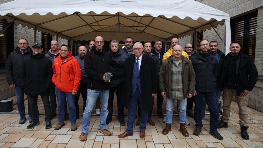 Übergabe der Spendendose durch den Hörsaalleiter Oberstabsfeldwebel Jens Malik und den Lehrgangsteilnehme an Reiche. Foto Yann Bombeke